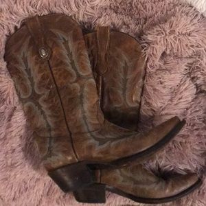 Leather sole, blue stitching, pointed toe.